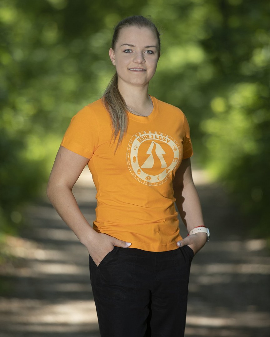 Oranžové volnočasové dámské tričko Běhej lesy 2021
