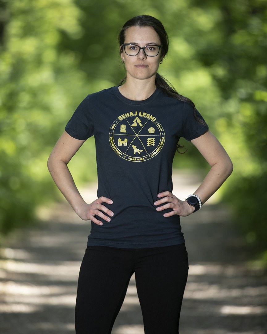 Tmavě modré volnočasové dámské tričko Behaj lesmi 2022