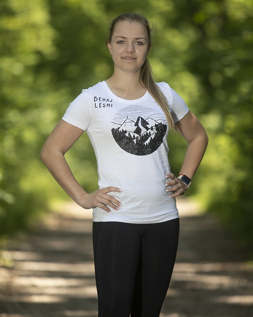 Bílé dámské tričko Behaj lesmi kolekce 2022 kulatý motiv