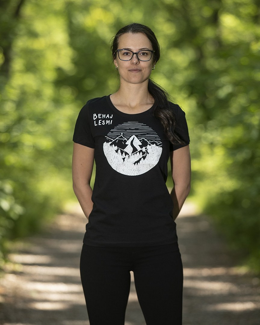 Černé dámské tričko Behaj lesmi kolekce 2022 kulatý motiv