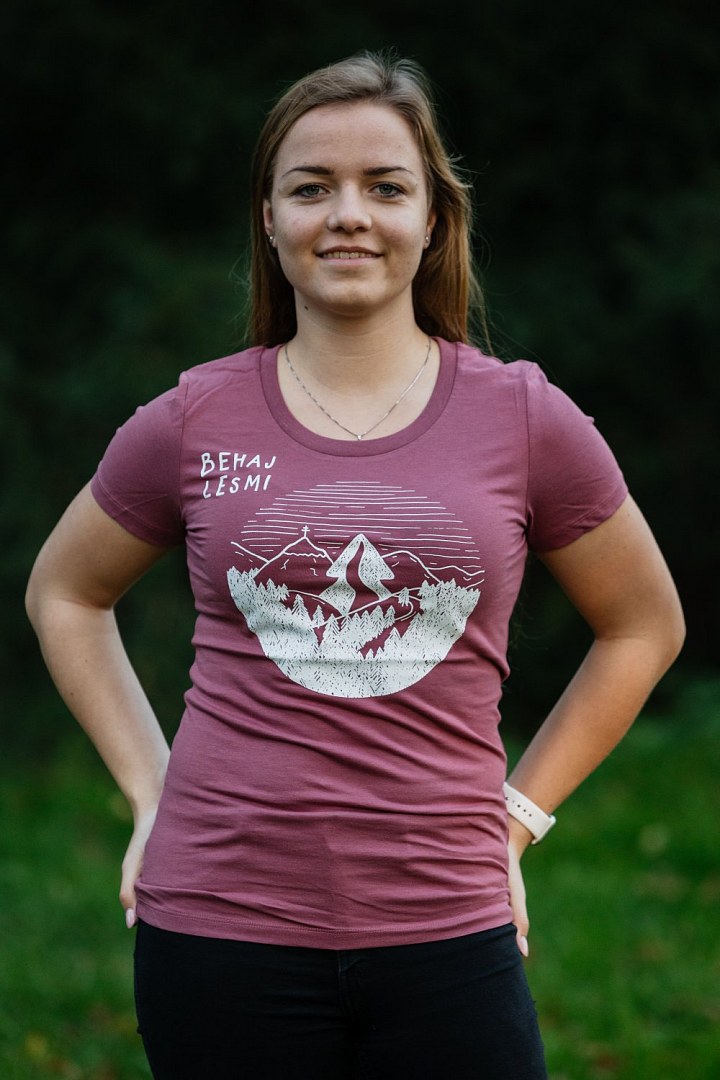 Vínové dámské tričko Behaj lesmi kolekce 2022 kulatý motiv