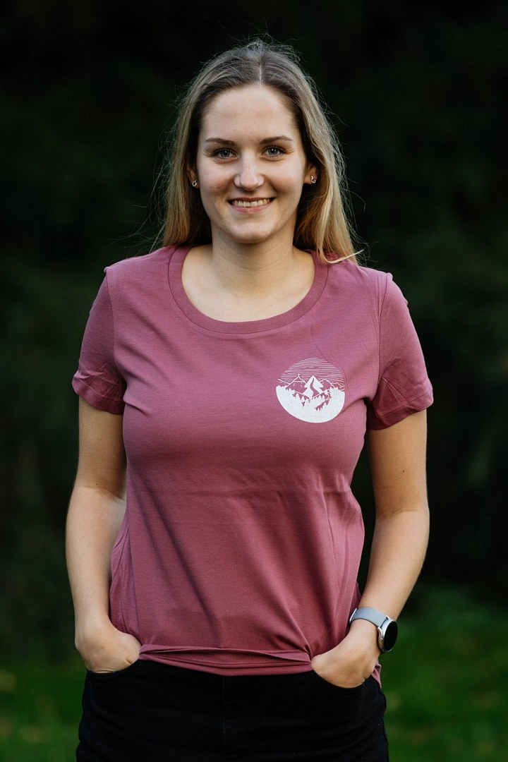 Vínové dámské tričko Behaj lesmi kolekce 2022 malý motiv