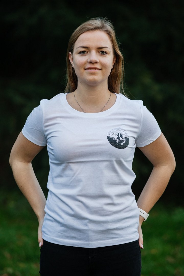 Bílé dámské tričko Behaj lesmi kolekce 2022 malý motiv