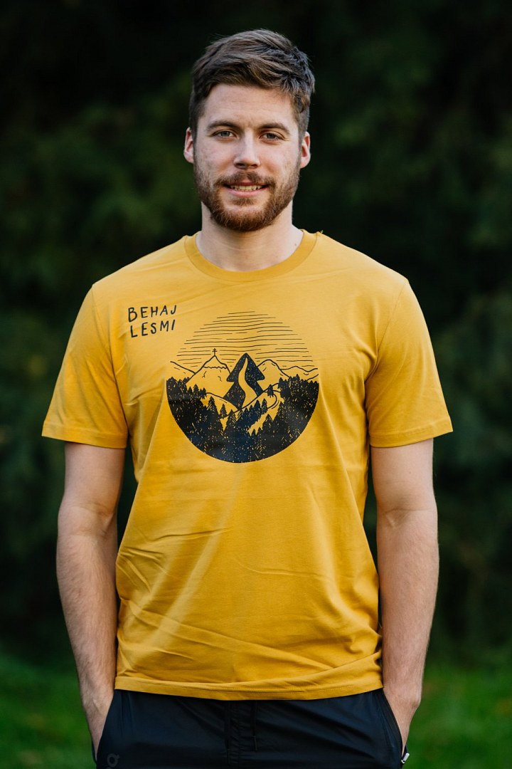 Žluté pánské tričko Behaj lesmi kolekce 2022 kulatý motiv