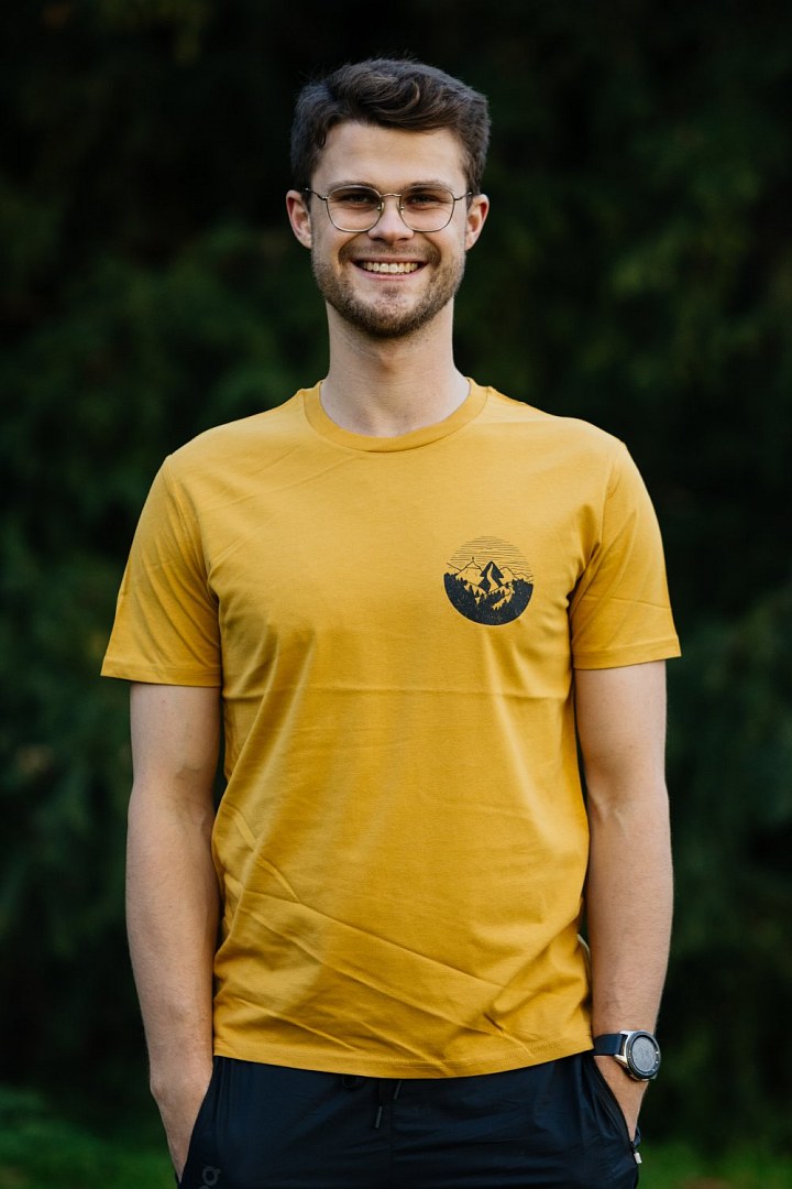 Žluté pánské tričko Behaj lesmi kolekce 2022 malý motiv