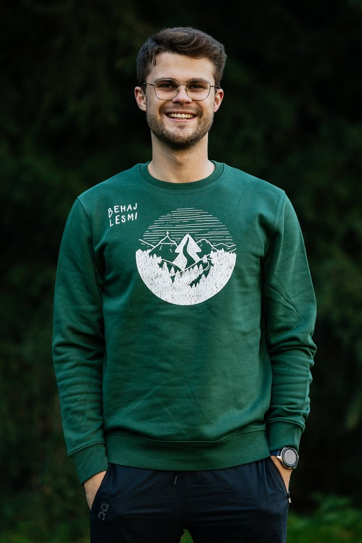 Zelená pánská mikina Behaj lesmi kolekce 2022 kulatý motiv