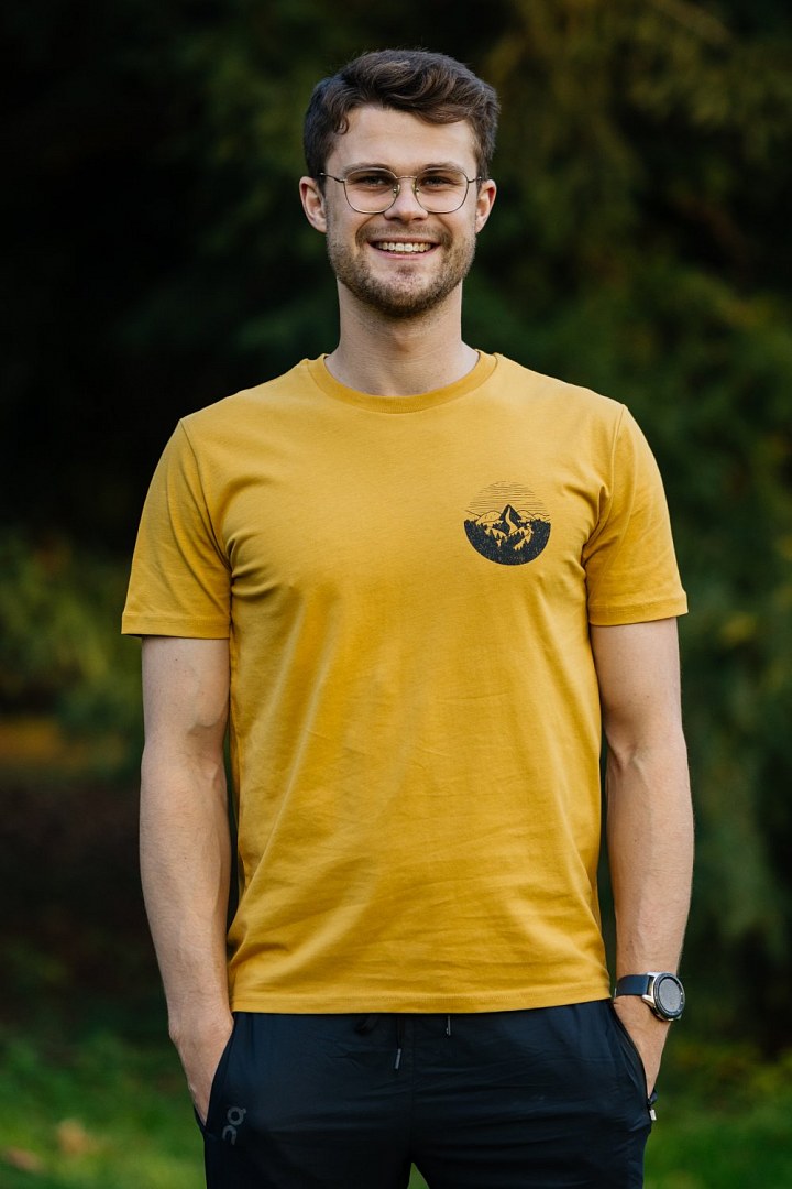 Žluté pánské tričko Běhej lesy kulatý motiv - malý