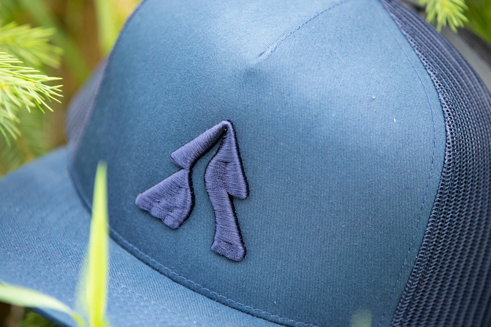Tmavě modrá trucker čepice s rovným kšiltem a 3D výšivkou Běhej lesy/Behaj lesmi