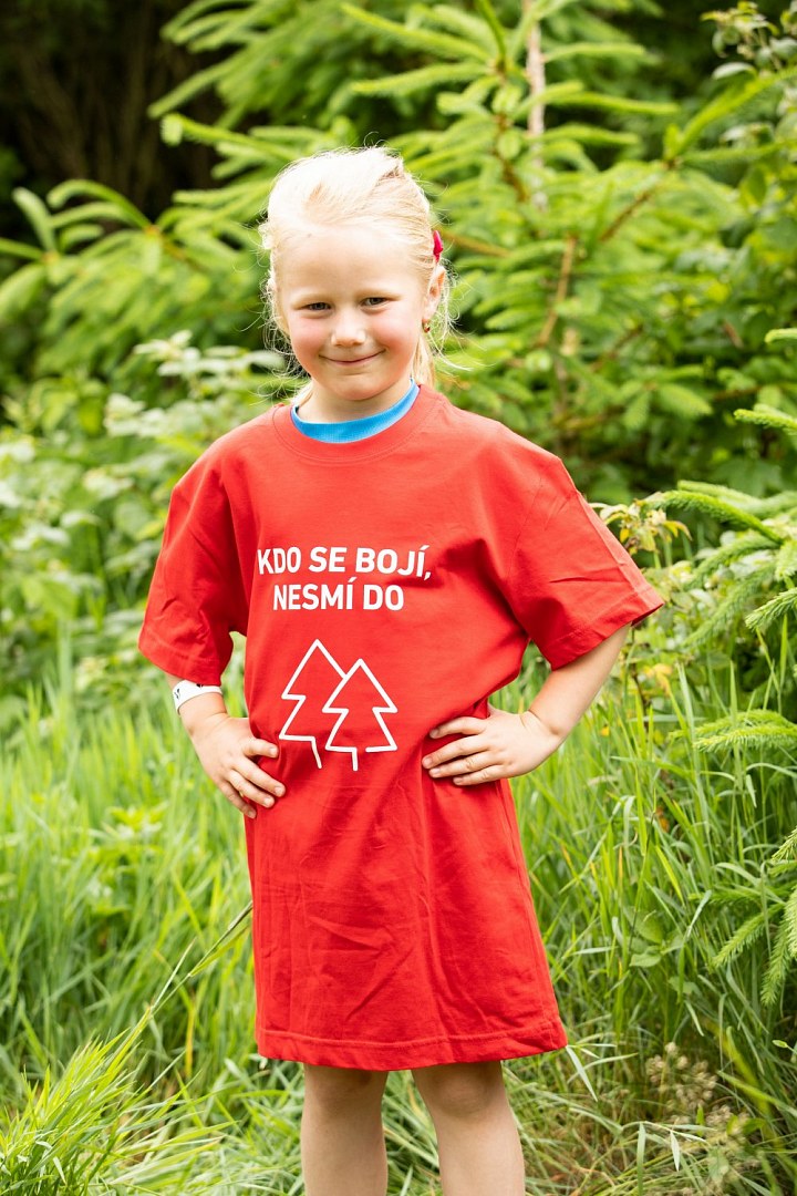 Červené dětské tričko Běhej lesy