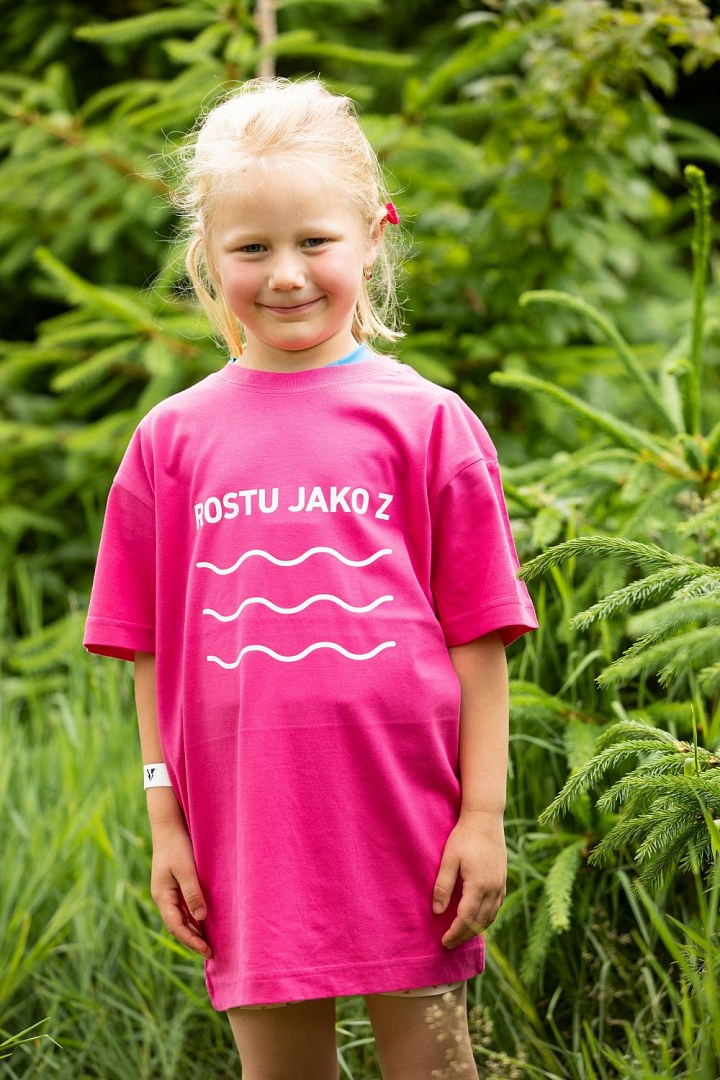 Růžové dětské tričko Běhej lesy