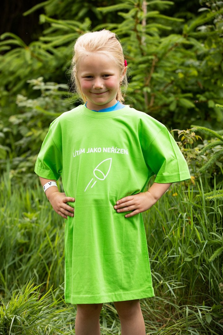 Zelené dětské tričko Běhej lesy